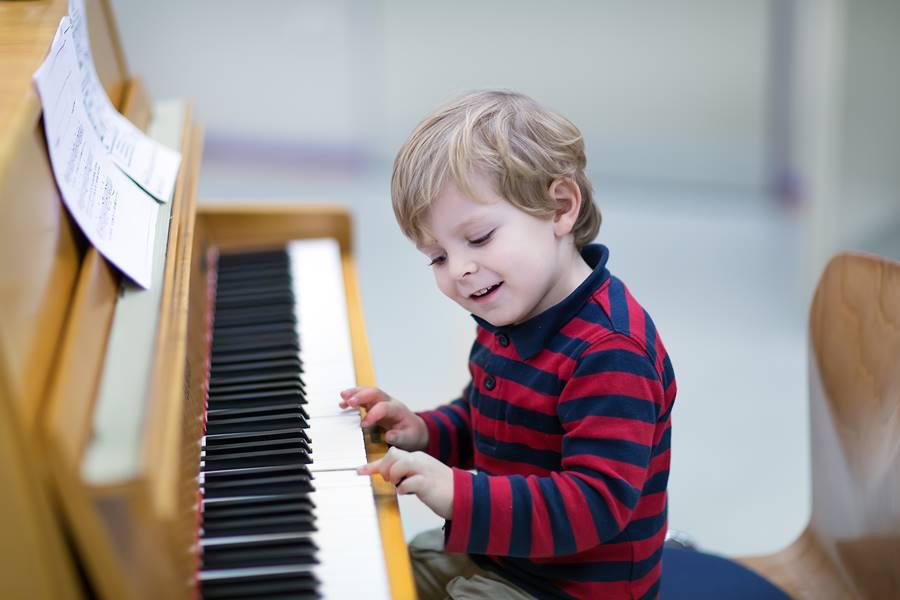Les beneficios de llevar a un niño a clase de música
