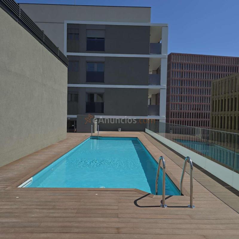 Valencia Rusa presenta un piso de dos dormitorios y dos baños con terraza, ascensor y piscina comunitaria en la avenida del Carrilet.