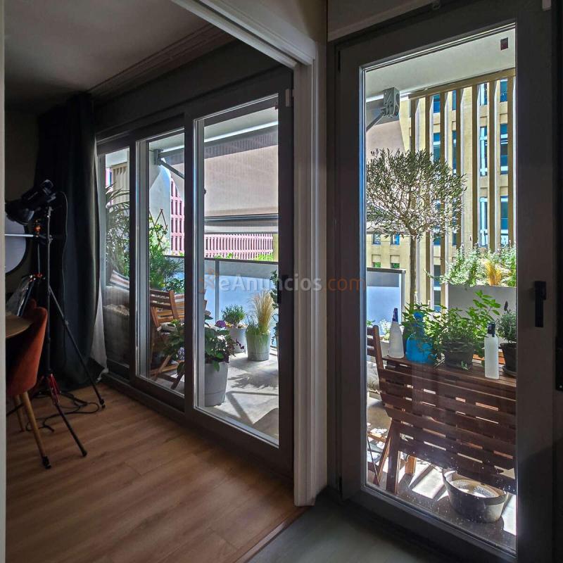 Valencia Rusa presenta un piso de dos dormitorios y dos baños con terraza, ascensor y piscina comunitaria en la avenida del Carrilet.