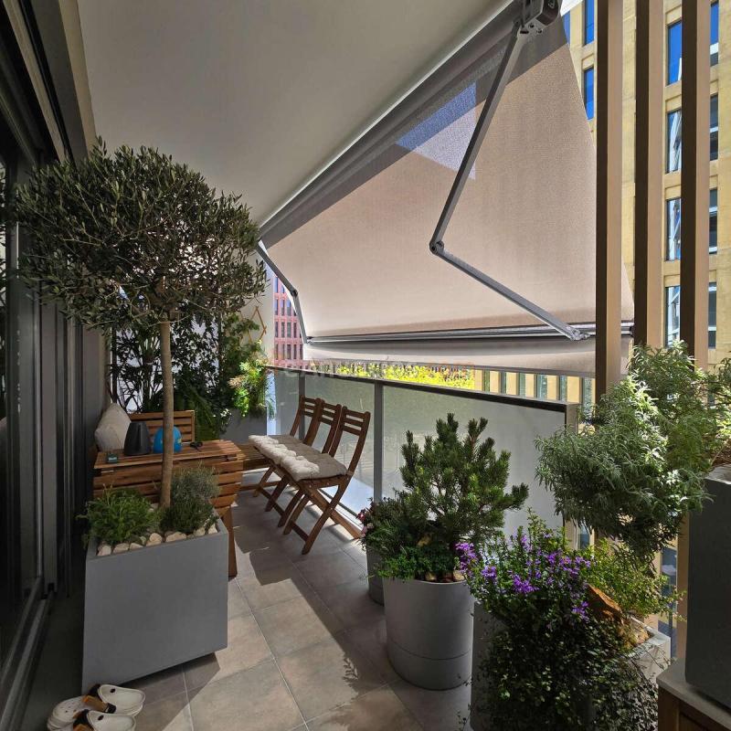 Valencia Rusa presenta un piso de dos dormitorios y dos baños con terraza, ascensor y piscina comunitaria en la avenida del Carrilet.