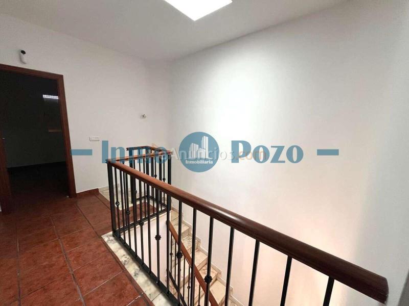 ???? Dúplex amplio en zona residencial por solo 139.900 € 4 habitaciones  2 baños  Garaje  2 patios  100 m útiles