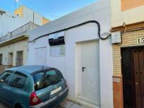 Adosado con proyecto de vivienda unifamiliar en Calle Castor, Valdezorras - El Gordillo, Sevilla