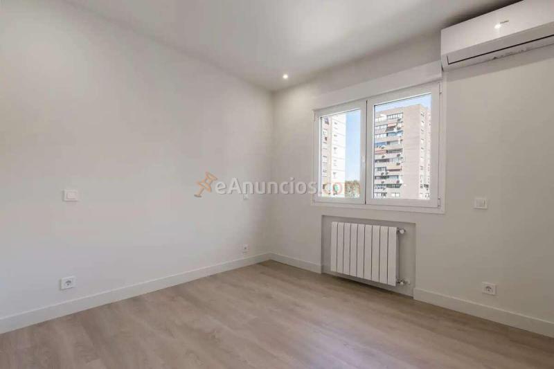 Piso reformado a estrenar con terraza, garaje y ascensor en La Paz, Madrid