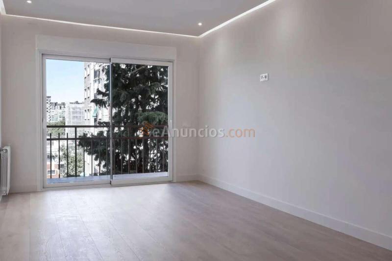 Piso reformado a estrenar con terraza, garaje y ascensor en La Paz, Madrid