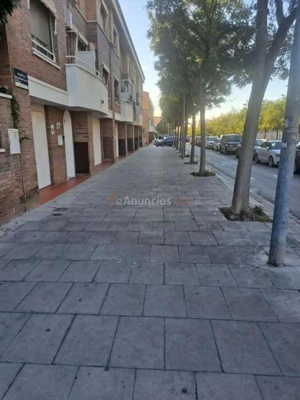 Casa adosada con terraza de 70 m, jardín privado y garaje en Viladecans