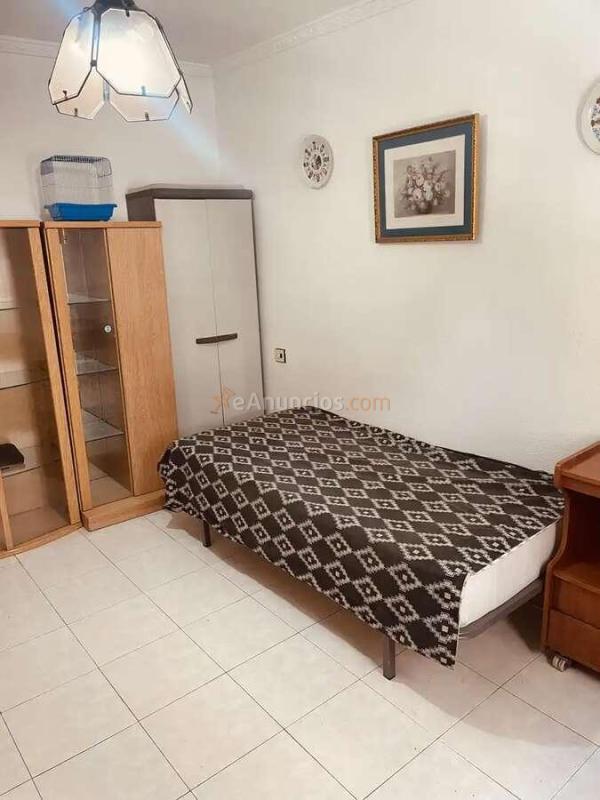 Piso amplio de 5 habitaciones en Cruz del Humilladero, Málaga