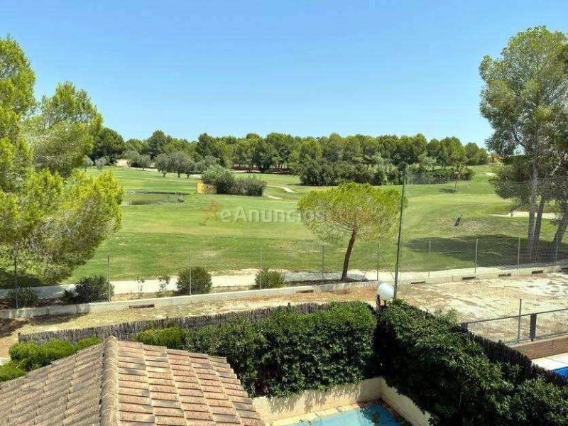 Casa adosada con piscina privada en Altorreal, junto al campo de golf