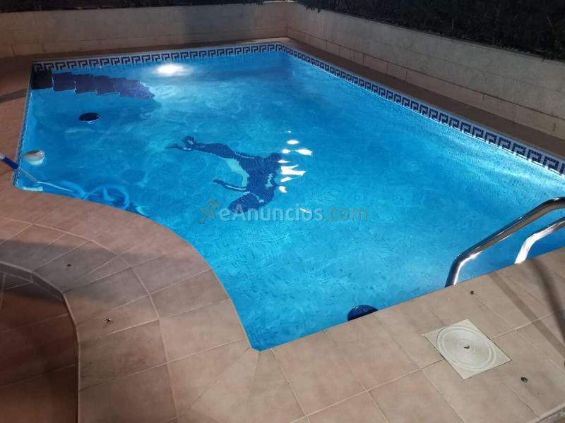 Casa adosada con piscina privada en Altorreal, junto al campo de golf