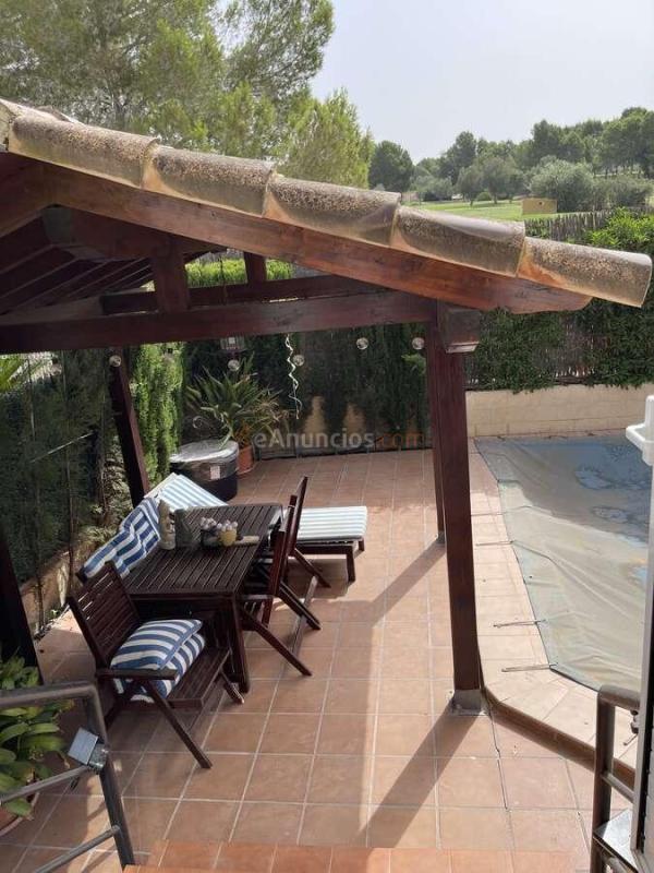 Casa adosada con piscina privada en Altorreal, junto al campo de golf