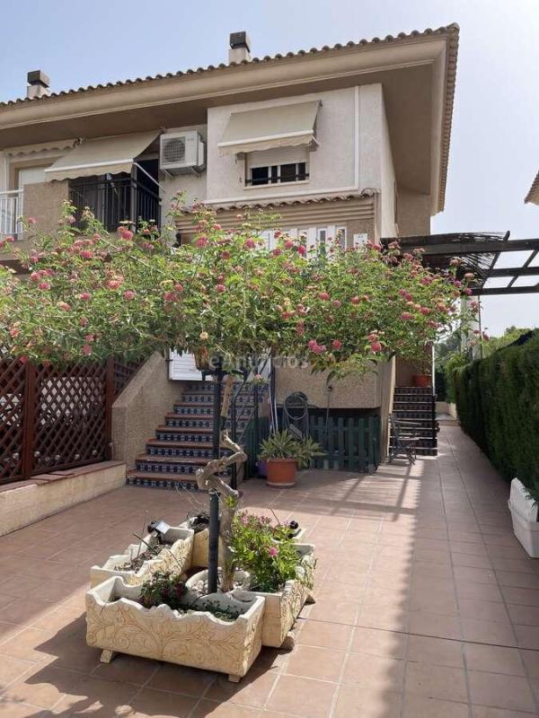 Casa adosada con piscina privada en Altorreal, junto al campo de golf