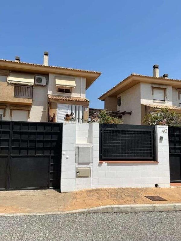 Casa adosada con piscina privada en Altorreal, junto al campo de golf