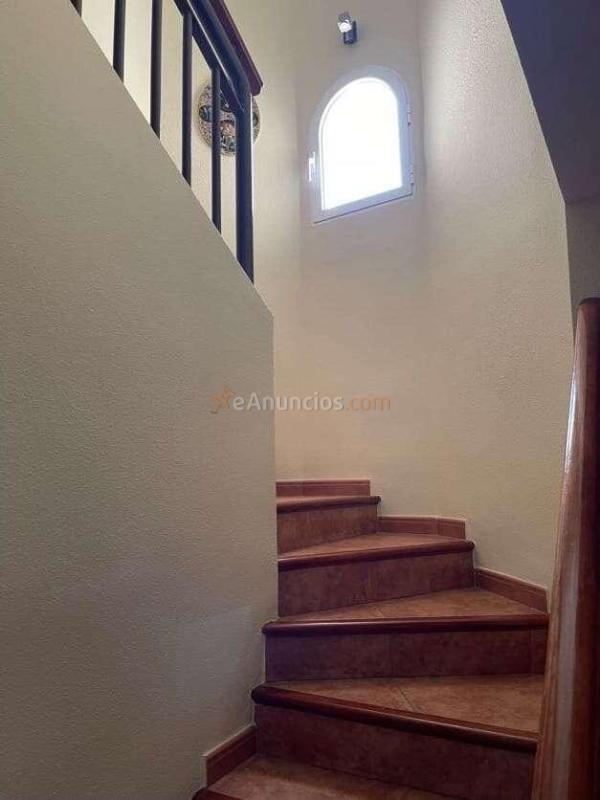 Casa adosada con piscina privada en Altorreal, junto al campo de golf