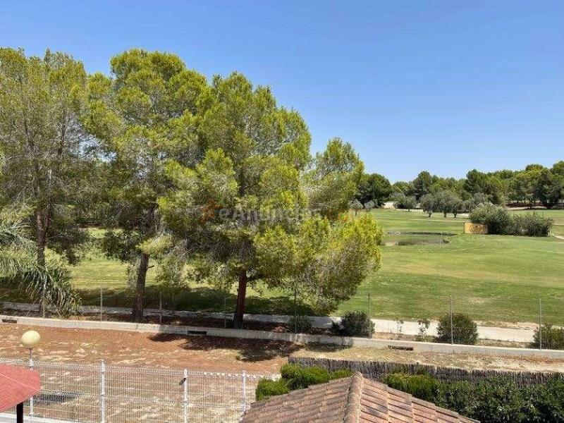 Casa adosada con piscina privada en Altorreal, junto al campo de golf