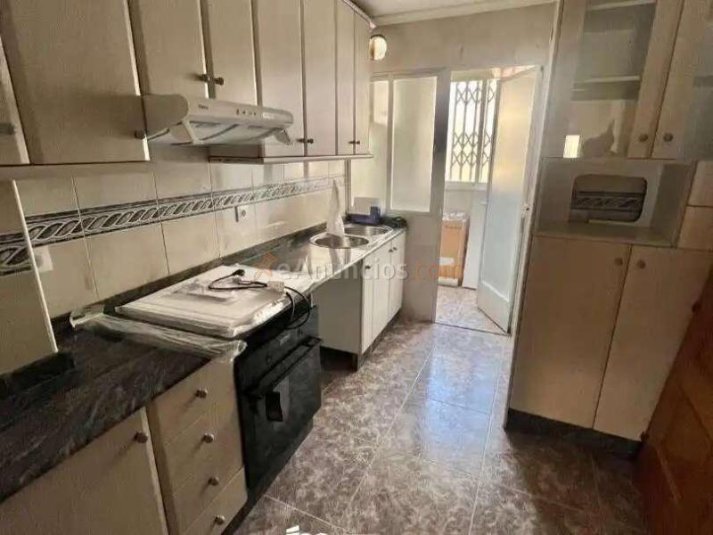 Amplio piso con 3 habitaciones, 2 terrazas, trastero y aire acondicionado en Cánovas del Castillo