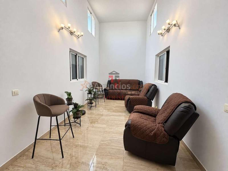 Preciosa vivienda en arrecife con vistas panorámicas, gran terraza y estudio independiente