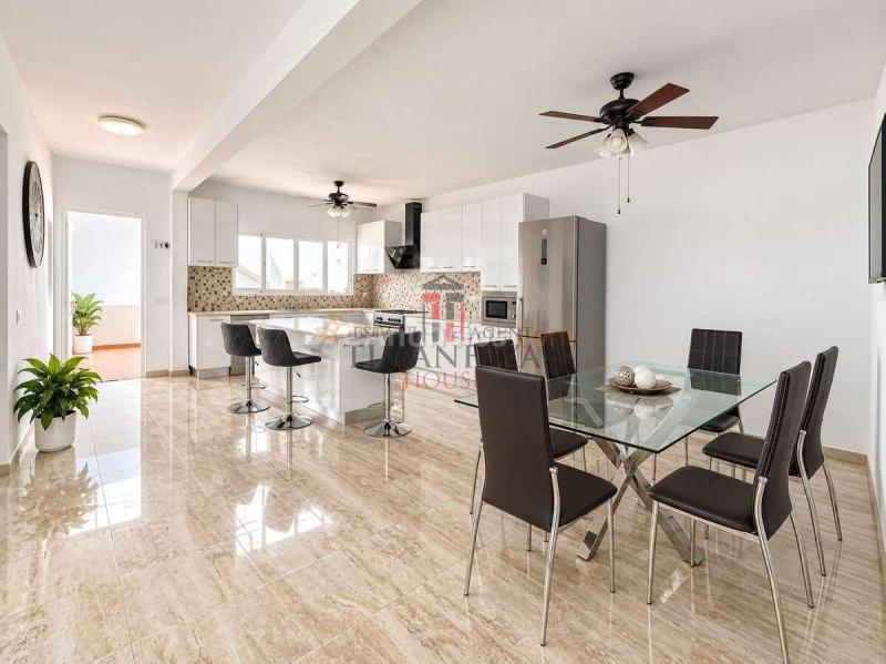 Preciosa vivienda en arrecife con vistas panorámicas, gran terraza y estudio independiente
