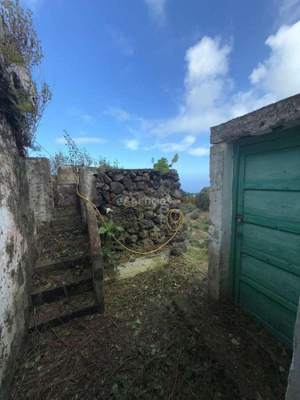 Finca rústica situada en Santa Bárbara, Icod de los Vinos, con una parcela de aproximadamente 2.780 m y una vivienda de unos 180 m construidos.