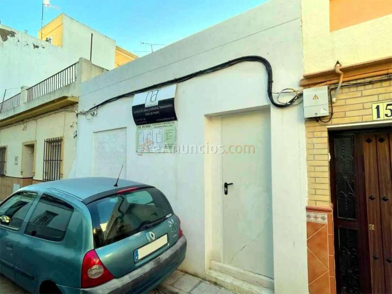 Adosado con proyecto de vivienda unifamiliar en Calle Castor, Valdezorras - El Gordillo, Sevilla
