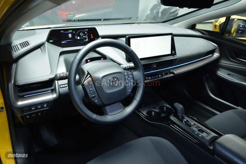 Toyota Prius Plug-In 220 Executive de 2023 con 13.000 Km por 38.700 EUR. en Madrid