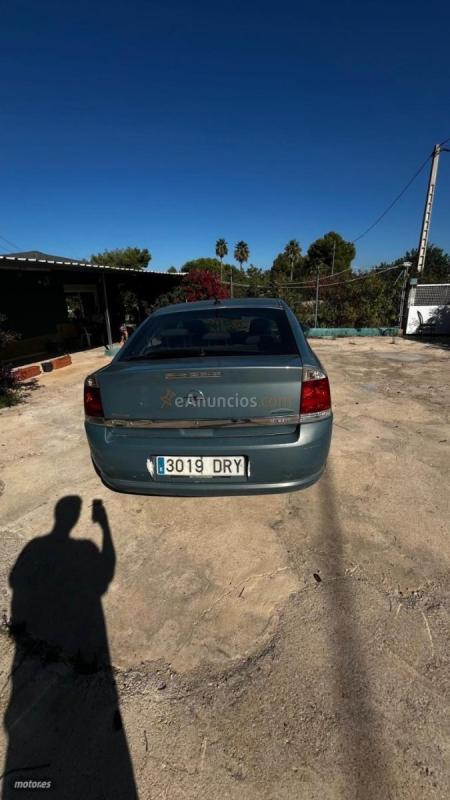 Opel Vectra elegance de 2005 con 245.000 Km por 2.100 EUR. en Valencia