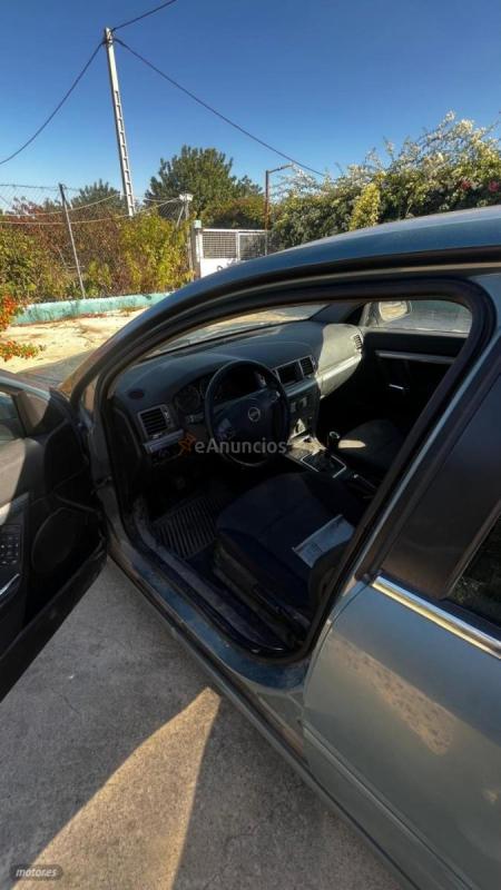 Opel Vectra elegance de 2005 con 245.000 Km por 2.100 EUR. en Valencia