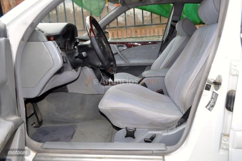 Mercedes Clase E 200 CDI AUT ELEGANCE-KLIMATIZADOR-ALARMA-LLANTAS de 2001 con 467.000 Km por 1.900 EUR. en Granada