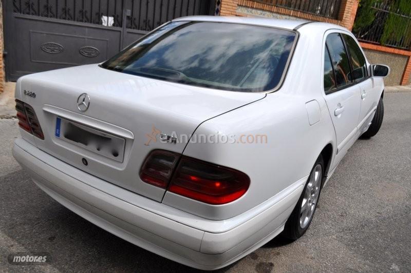 Mercedes Clase E 200 CDI AUT ELEGANCE-KLIMATIZADOR-ALARMA-LLANTAS de 2001 con 467.000 Km por 1.900 EUR. en Granada