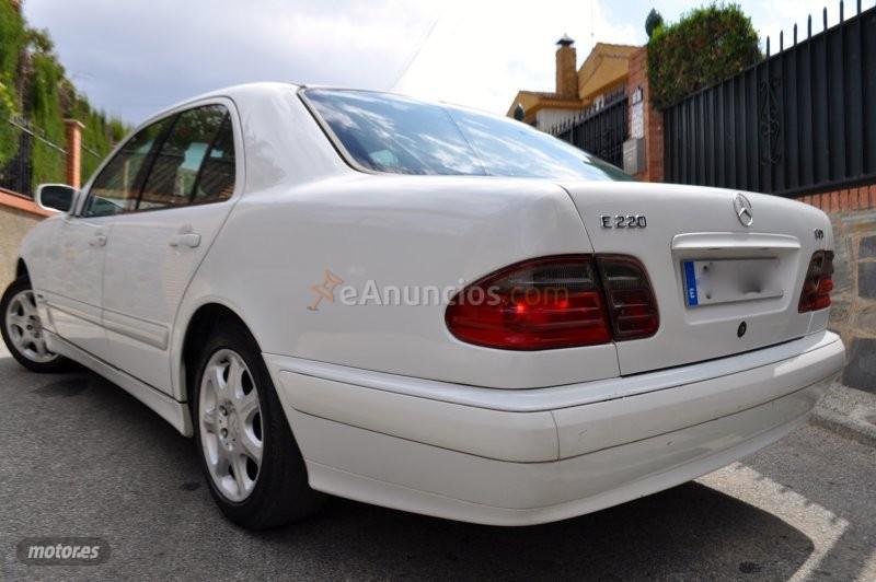 Mercedes Clase E 200 CDI AUT ELEGANCE-KLIMATIZADOR-ALARMA-LLANTAS de 2001 con 467.000 Km por 1.900 EUR. en Granada