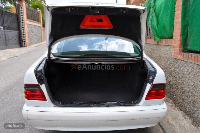 Mercedes Clase E 200 CDI AUT ELEGANCE-KLIMATIZADOR-ALARMA-LLANTAS de 2001 con 467.000 Km por 1.900 EUR. en Granada