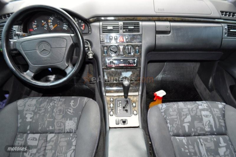 Mercedes Clase E E 300. TURBO DIESEL AVANTGARDE XENON KLIMA de 1998 con 420.000 Km por 4.300 EUR. en Granada
