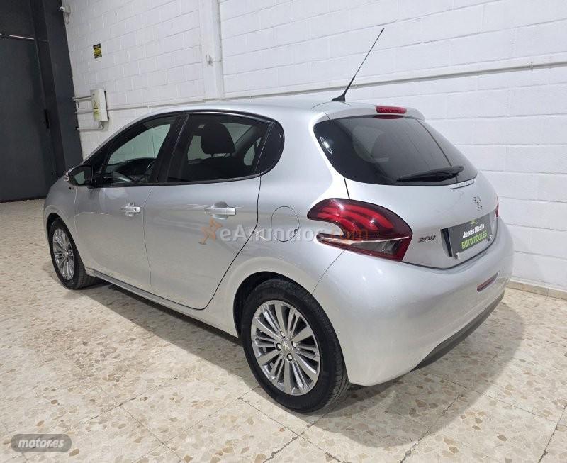 Peugeot 208 Style de 2017 con 158.000 Km por 5.800 EUR. en Sevilla