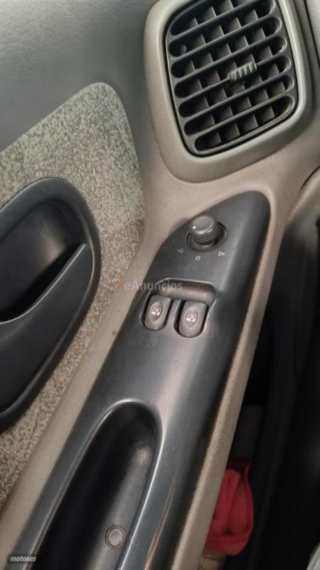 Renault Laguna 100cv de 2000 con 225.091 Km por 2.180 EUR. en Valencia