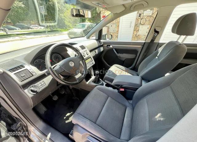 Volkswagen Touran 1.9 tdi 105cv edicion de 2010 con 200.000 Km por 2.000 EUR. en Barcelona