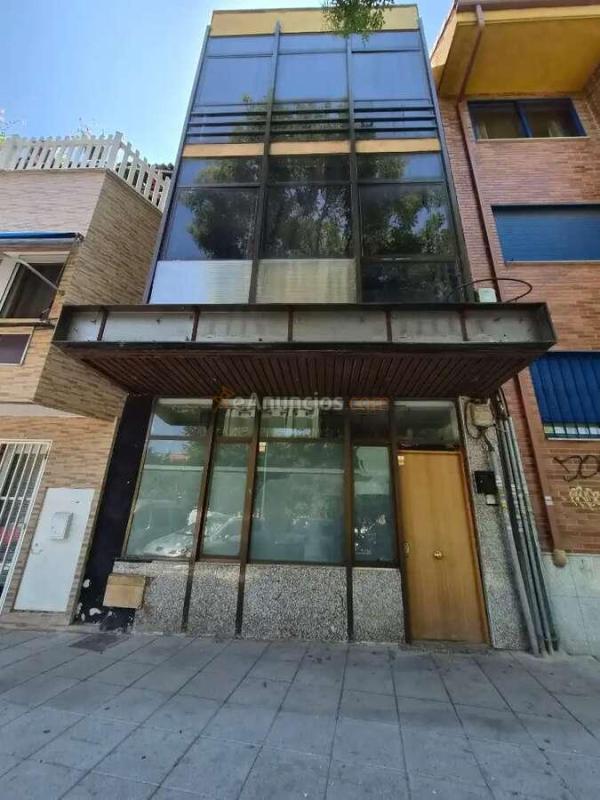 Edificio comercial de tres plantas con posibilidad de cambio de uso en Avenida de la Cañada, Coslada