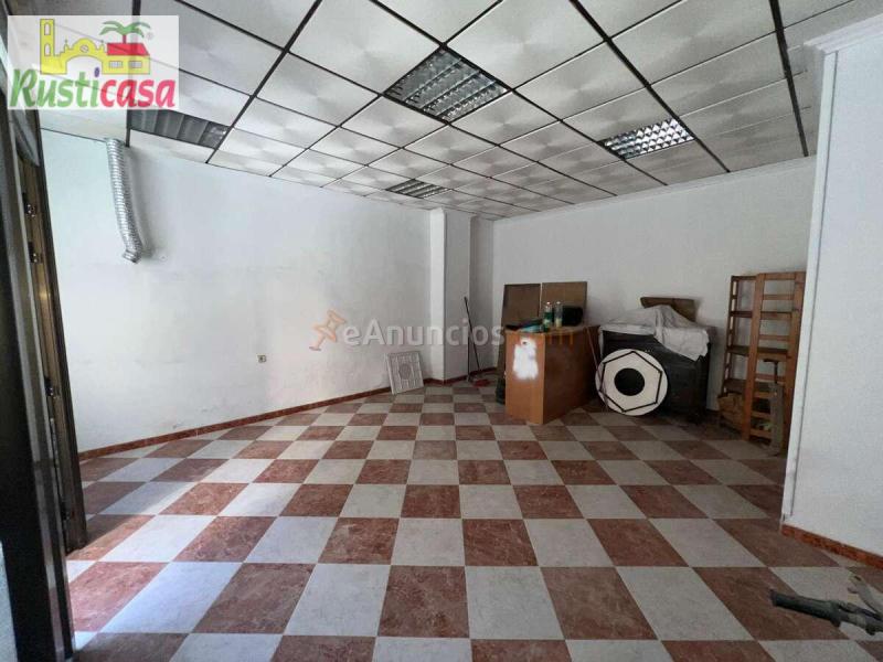 Local comercial bien situado.
