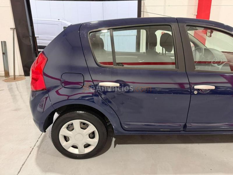 Dacia Sandero Laureate 1.2 16v 75 CV Dacia Sandero 1.2 16V gasolina, compacto, amplio y sencillo de mantener, ideal para ciudad,