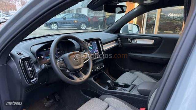 Volvo XC40 Core, B3 Mild hybrid, Gasolina de 2025 con 9.000 Km por 35.995 EUR. en Valladolid