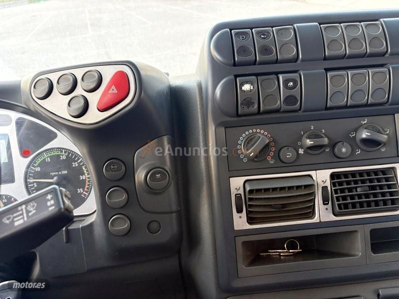Iveco Eurocargo 6.0 TD CAJA CERRADA PLATAFORMA ELEVADORA-KLIMA AC de 2005 con 1.000.000 Km por 4.900 EUR. en Granada