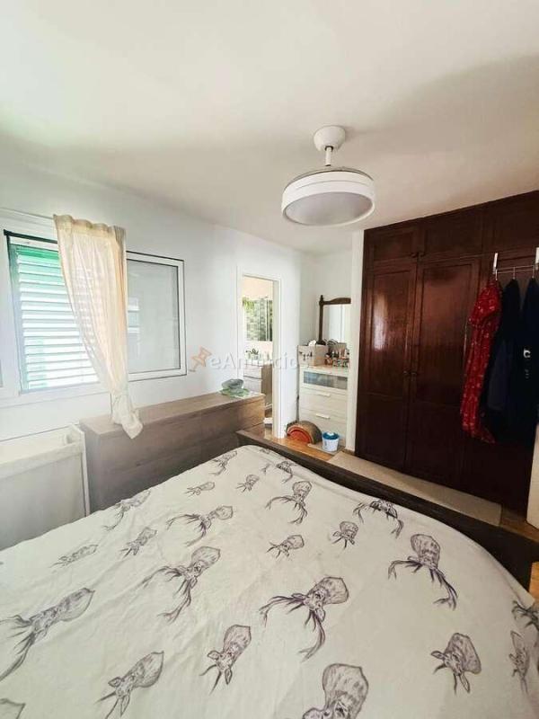 Un apartamento de un dormitorio en la primera planta, decorado con mucho gusto.
